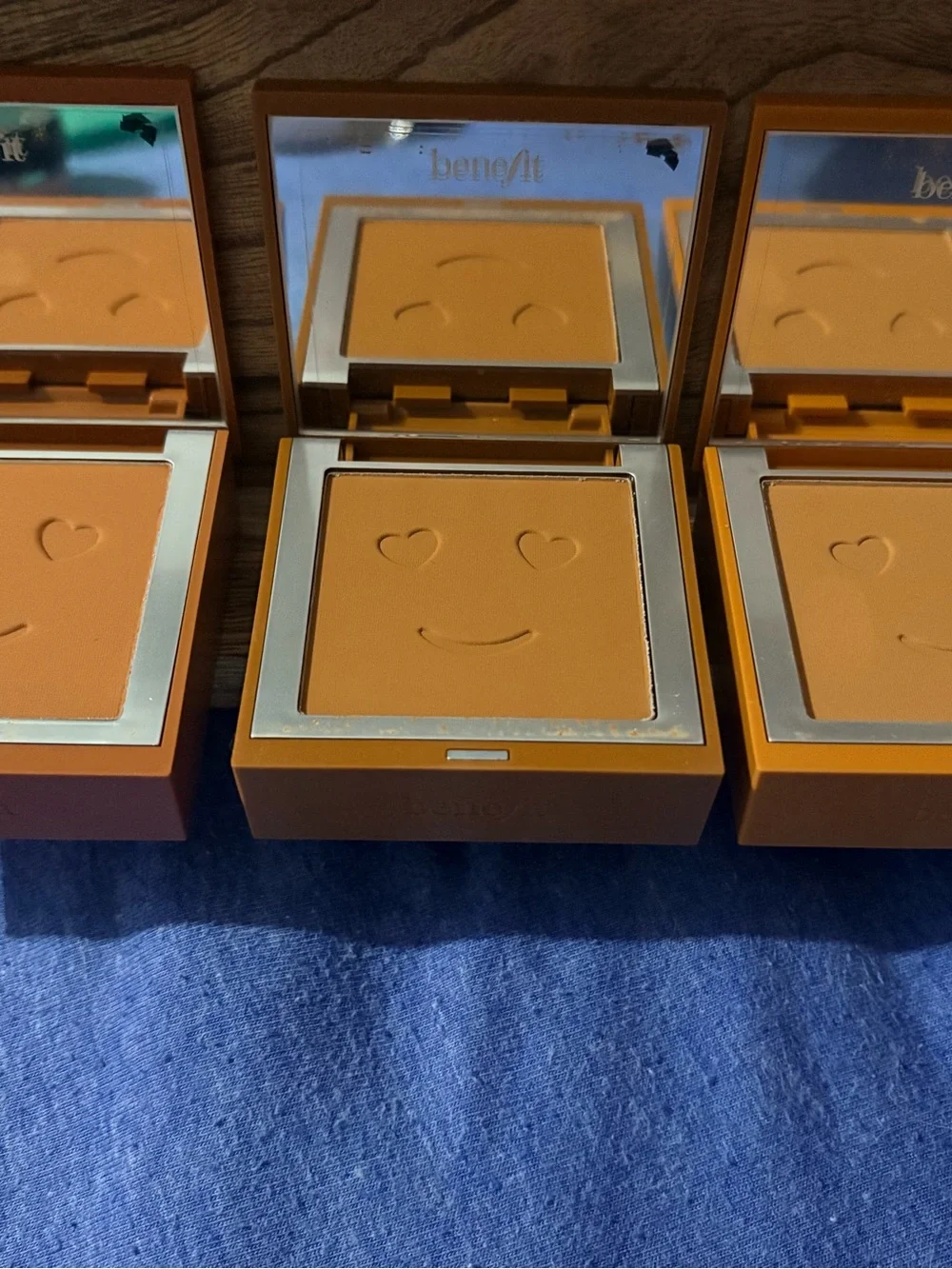 10 Benefit Hello Happy velvet powder foundation